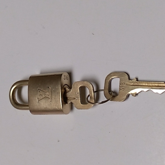 Louis Vuitton Accessories - 🔐Authentic Louis Vuitton Brass Lock and keys